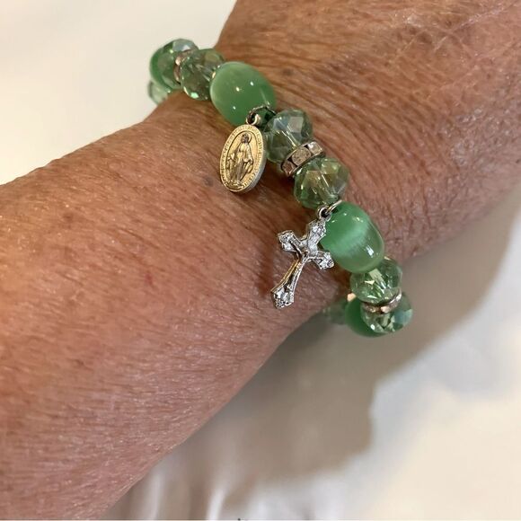 Religious Green Cats Eye Bracelet w/ Cross & Jesus OSFA Gorgeous - Picture 2 of 7